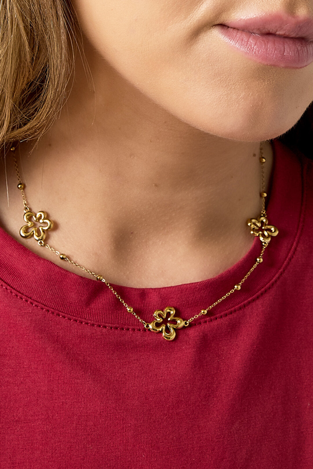 Collier orné de fleurs en forme de corail