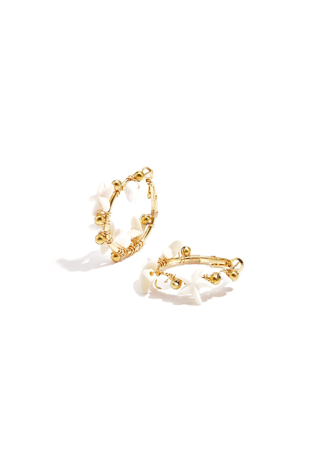 Boucles d'oreilles créoles ornées d'étoiles de mer et de perles dorées