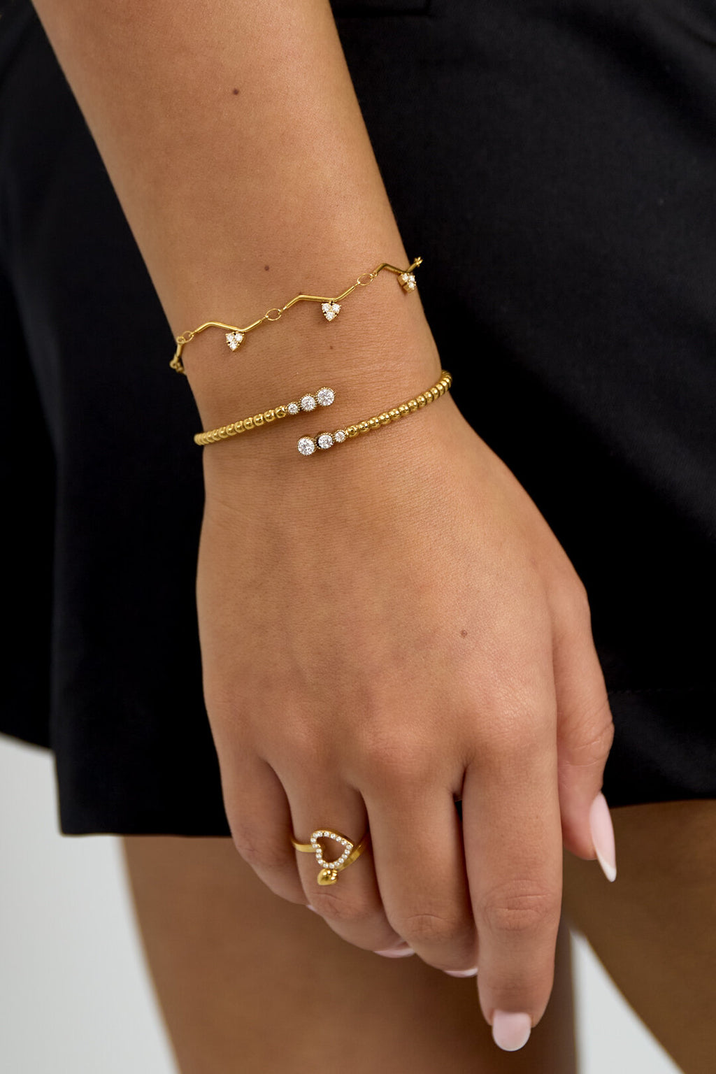 Bracelet orné de pierres et d'un motif en zigzag