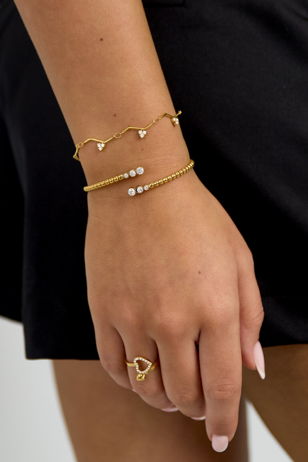 Bracelet orné de pierres et d'un motif en zigzag