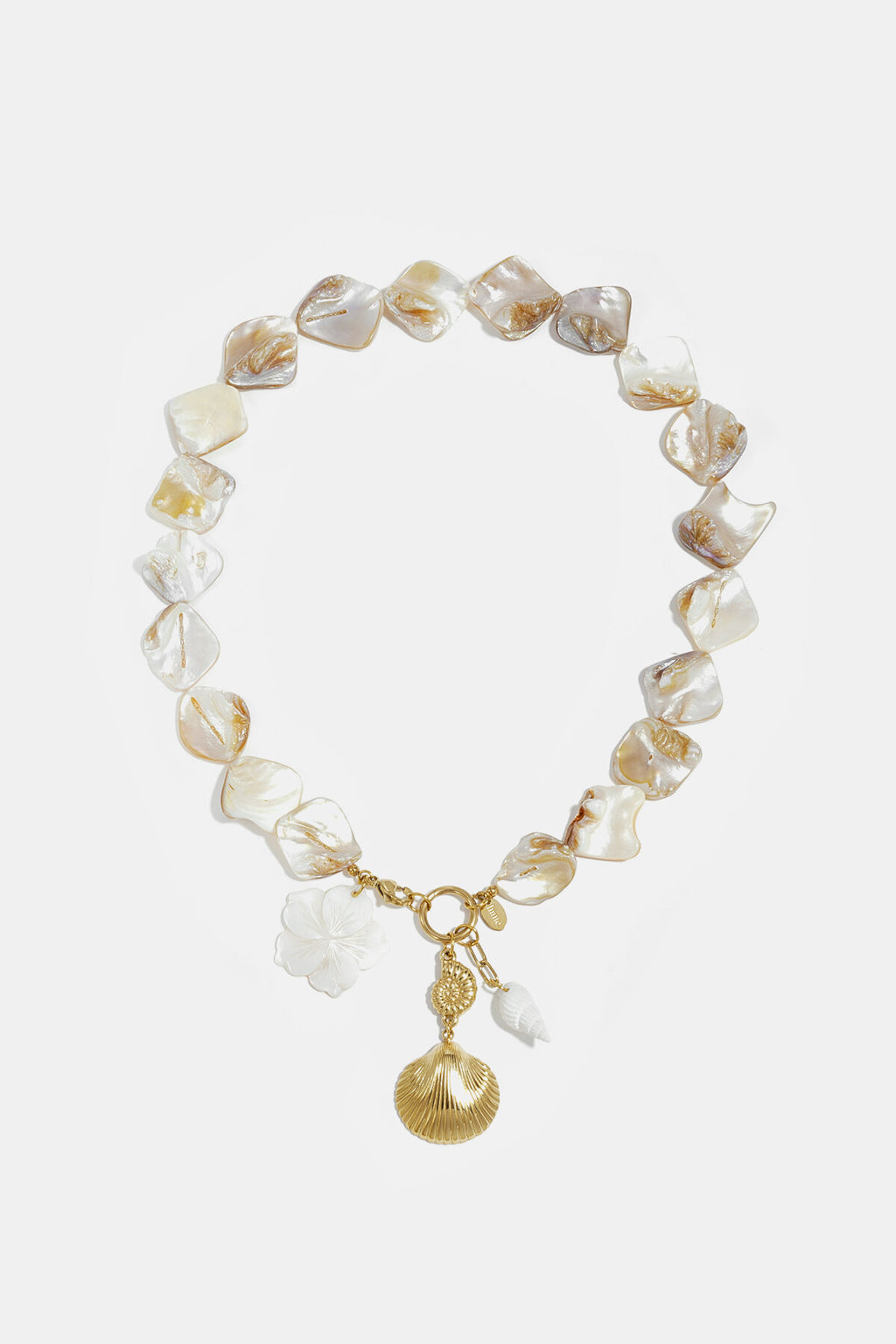 Collier orné de perles de coquillages, de perles et de coquillages pendants