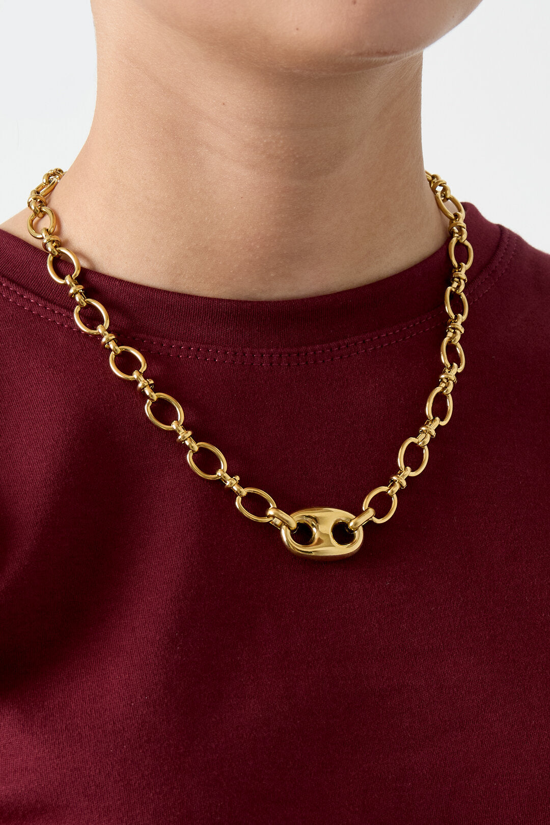 Collier orné de boutons