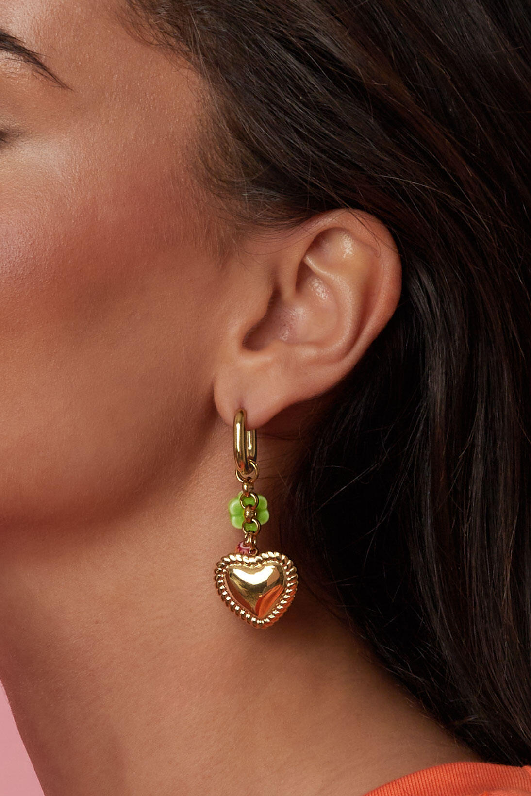 Boucles d'oreilles ornées de perles colorées et d'un pendentif en forme de cœur.