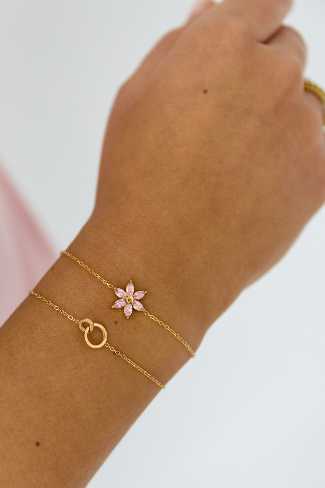 Bracelet orné d'une fleur en strass