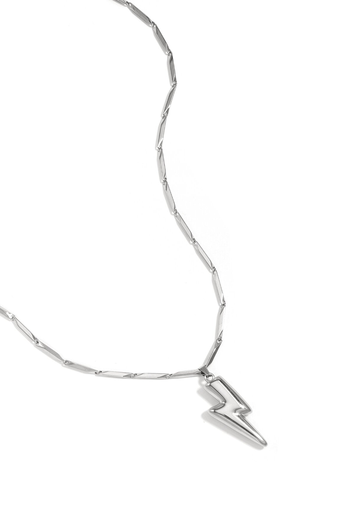 Collier orné d'un éclair saisissant