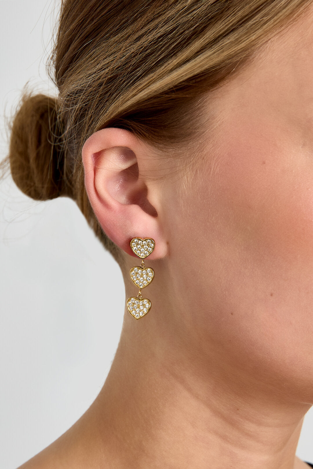 Boucles d'oreilles ornées de 3 cœurs.
