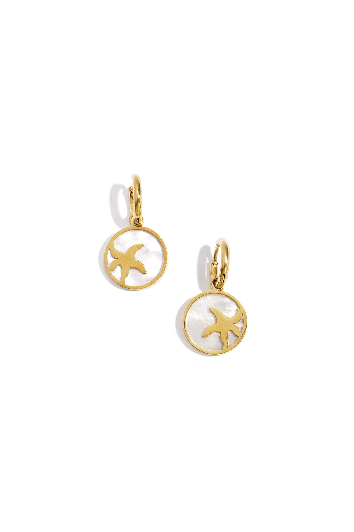 Boucles d'oreilles avec une étoile de mer en cercle
