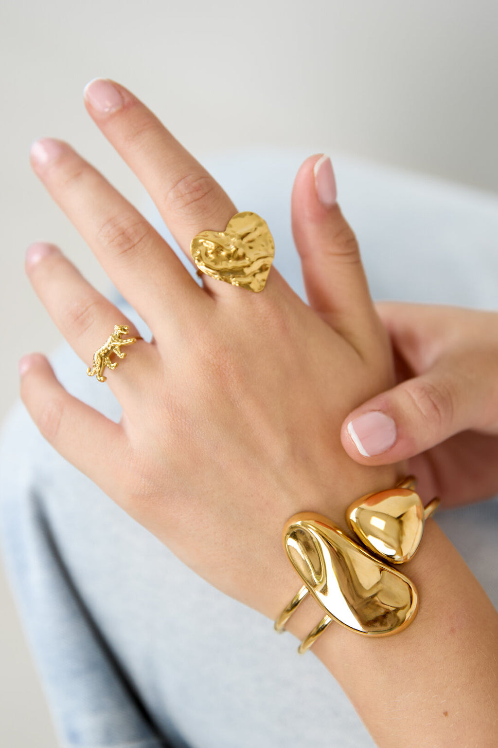 Bracelet manchette tendance aux formes organiques