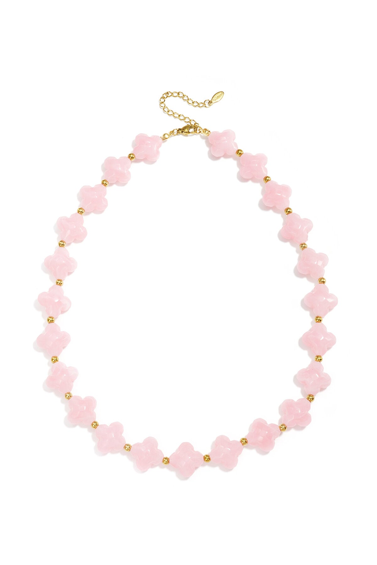 Collier de perles avec des perles en forme de trèfle