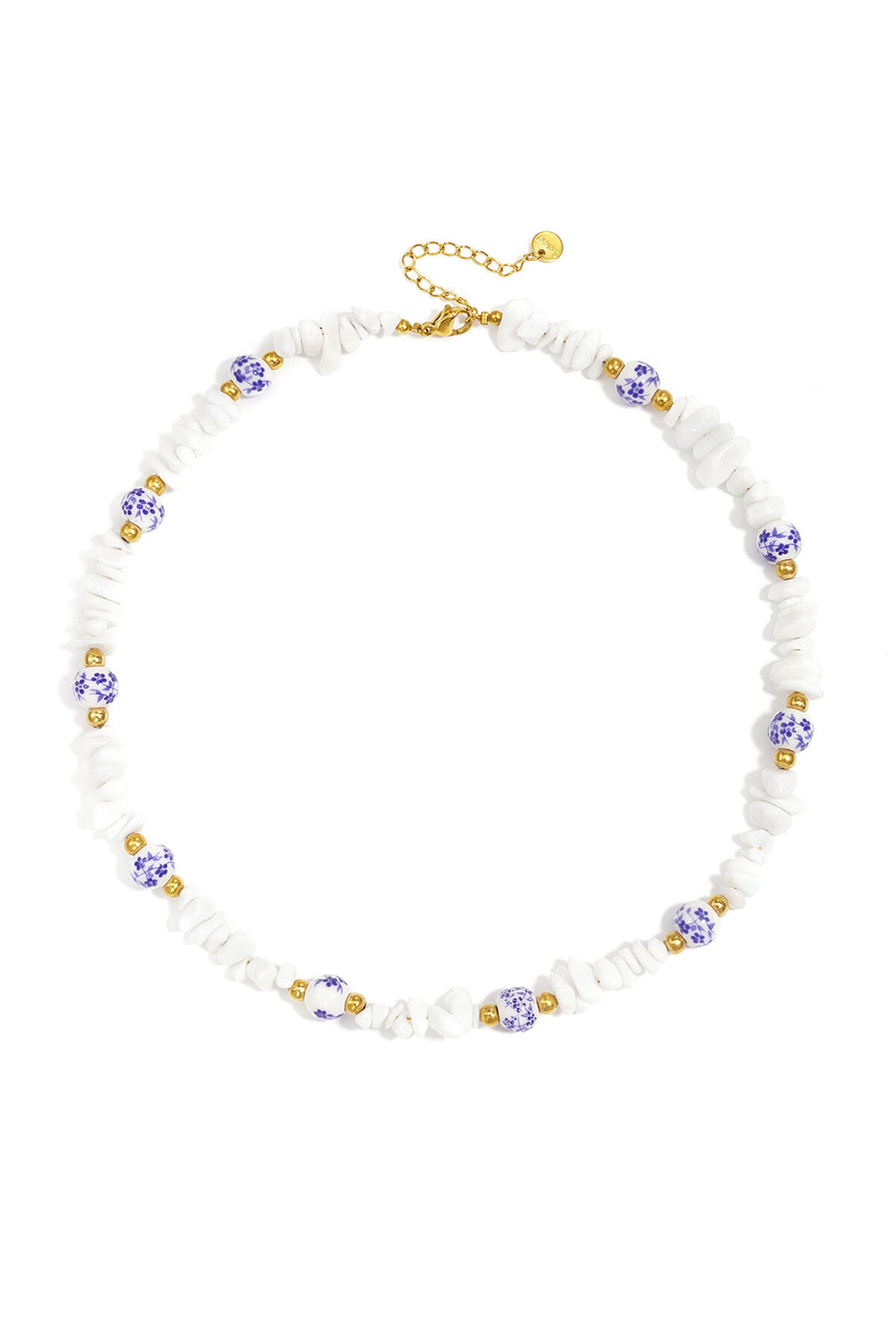 Colliers composés de perles de pierre et de perles blanches ornées de fleurs bleues