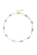 Colliers composés de perles de pierre et de perles blanches ornées de fleurs bleues