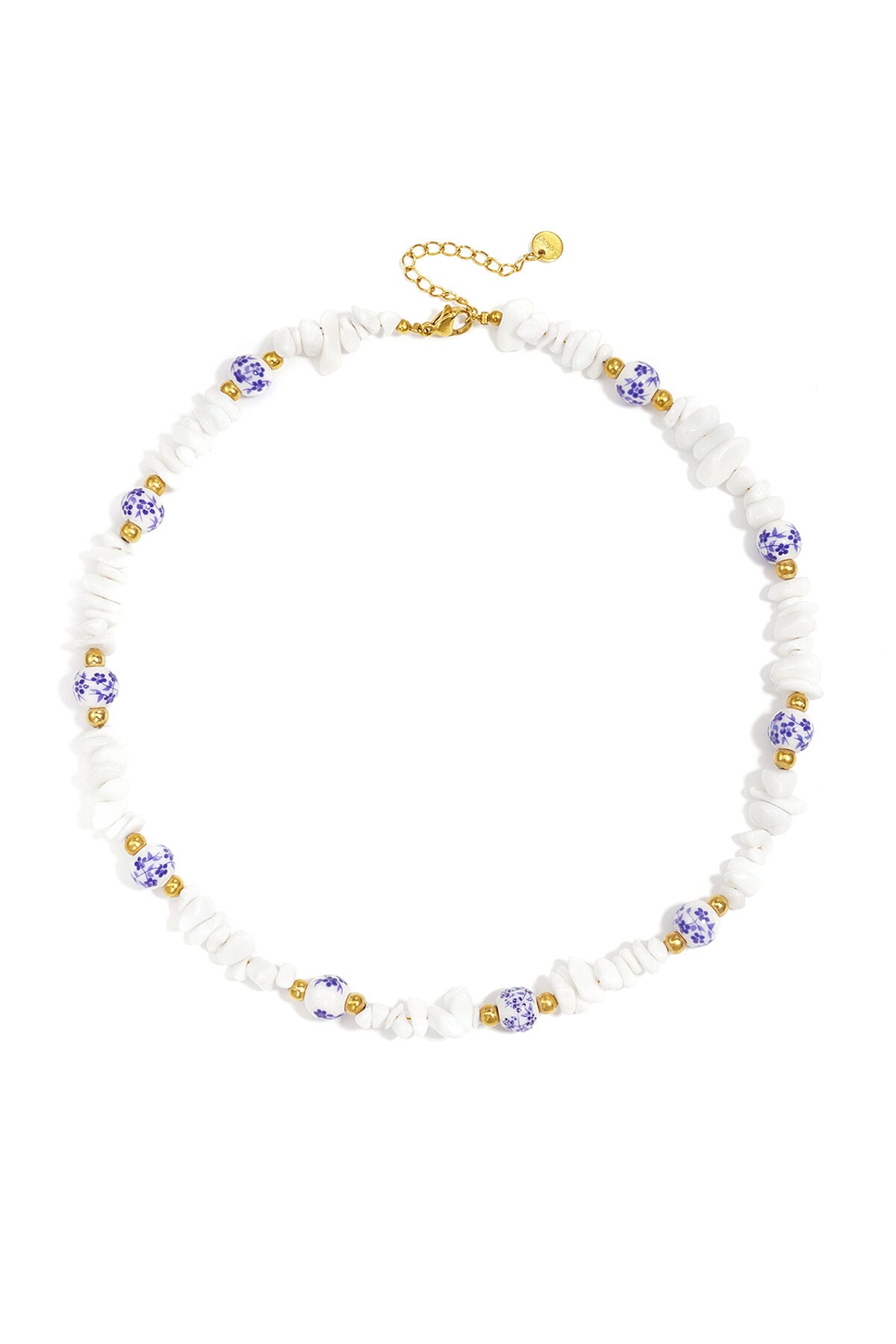 Colliers composés de perles de pierre et de perles blanches ornées de fleurs bleues