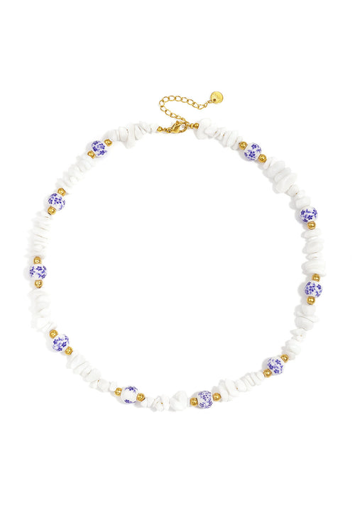 Colliers composés de perles de pierre et de perles blanches ornées de fleurs bleues